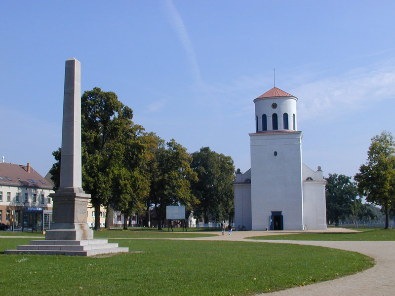 Kirche mit Obelisk